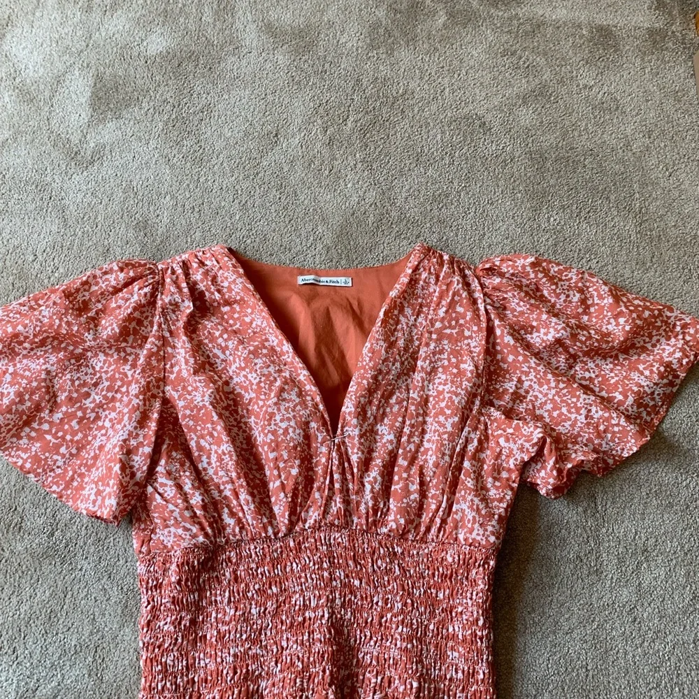 Abercrombie and Fitch Flutter Sleeve Smocked Waist Top in Coral Print L - Picture 3 of 5